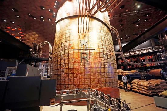 ▲ 走进店里就能看到8米高的巨大铜罐，超过一千个中国传统印章，讲述星巴克47年的咖啡历史。 国际金融报记者 柏可林 摄